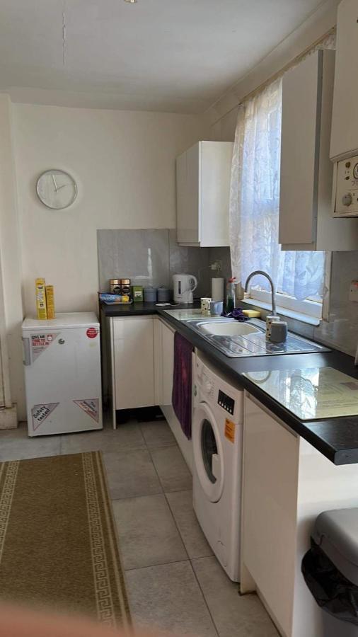 Luton Town House Near Airport Apartment Luaran gambar
