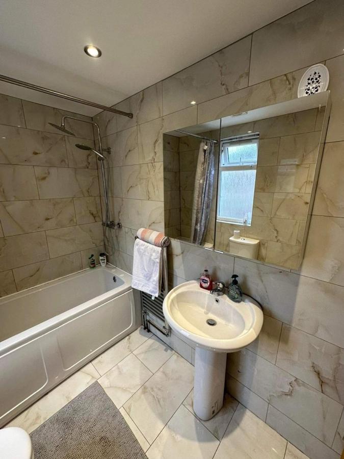 Luton Town House Near Airport Apartment Luaran gambar