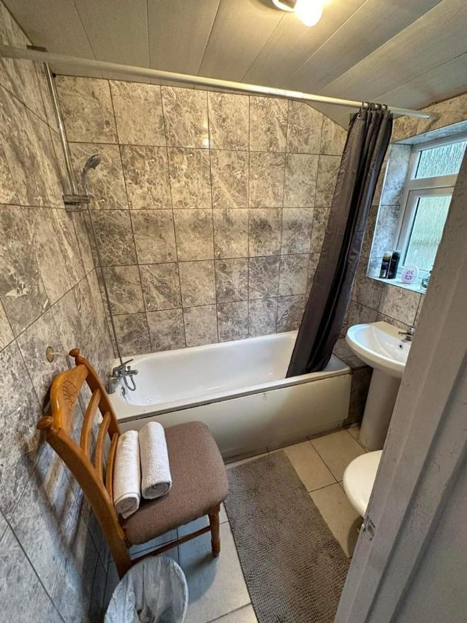 Luton Town House Near Airport Apartment Luaran gambar