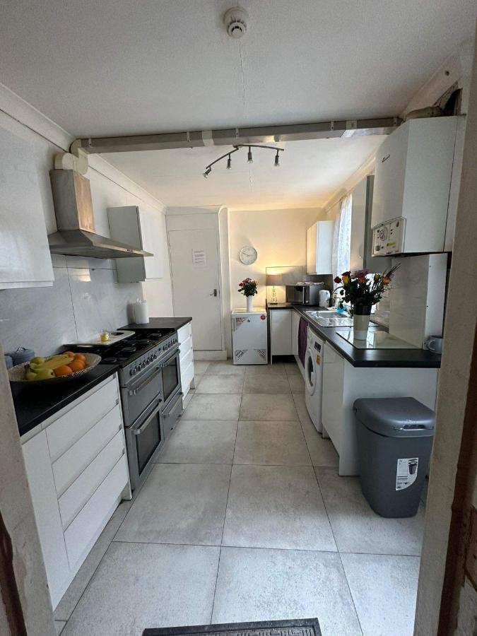 Luton Town House Near Airport Apartment Luaran gambar